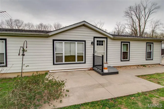 $435,000 | 1401 Longbridge Trail, Walshville, IL 62091