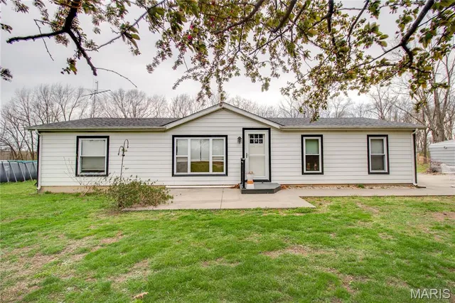 $435,000 | 1401 Longbridge Trail, Walshville, IL 62091