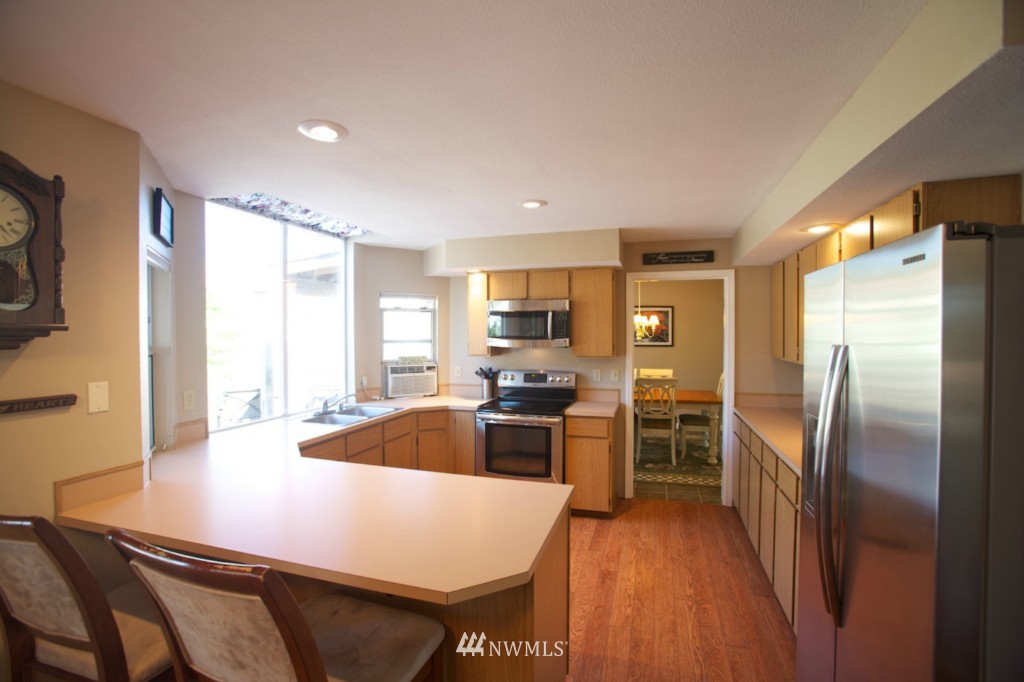 801 Field Avenue Northeast Renton, WA 98059 - Photo 4 of 12