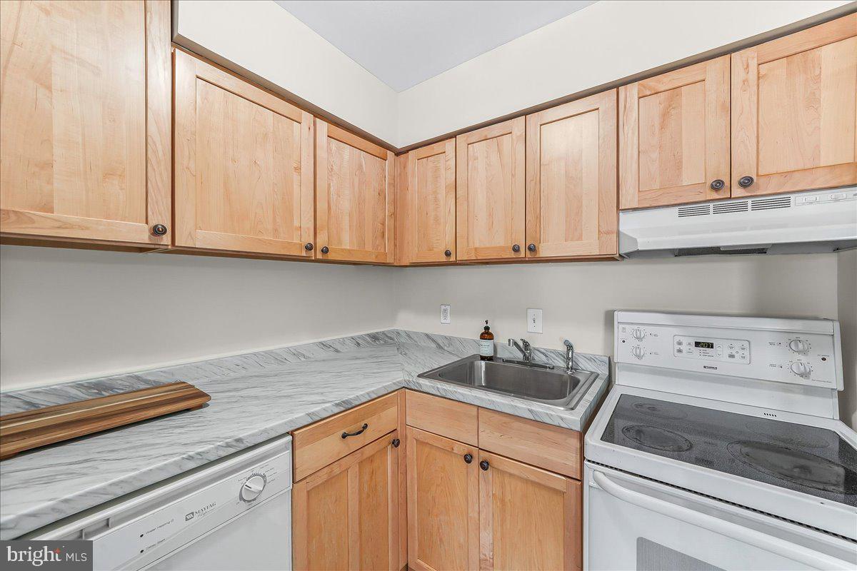 4701 Pennell Road, Unit D8 Aston, PA 19014 - Photo 13 of 25 Kitchen