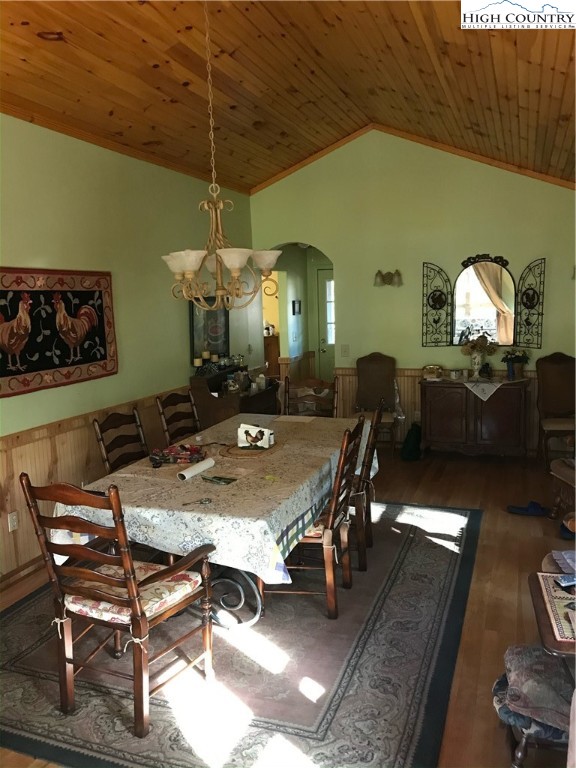 72 Robin Circle Newland, NC 28657 - Photo 14 of 24 a view of a dining room with furniture
