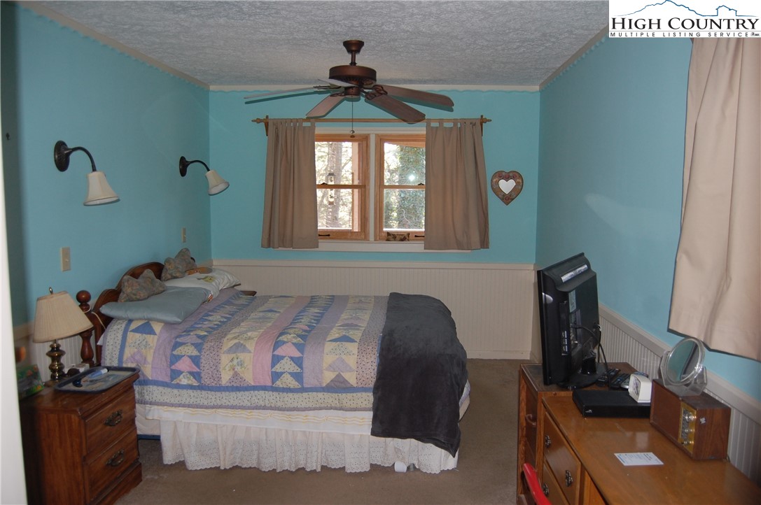 72 Robin Circle Newland, NC 28657 - Photo 10 of 24 a bedroom with a bed and a window