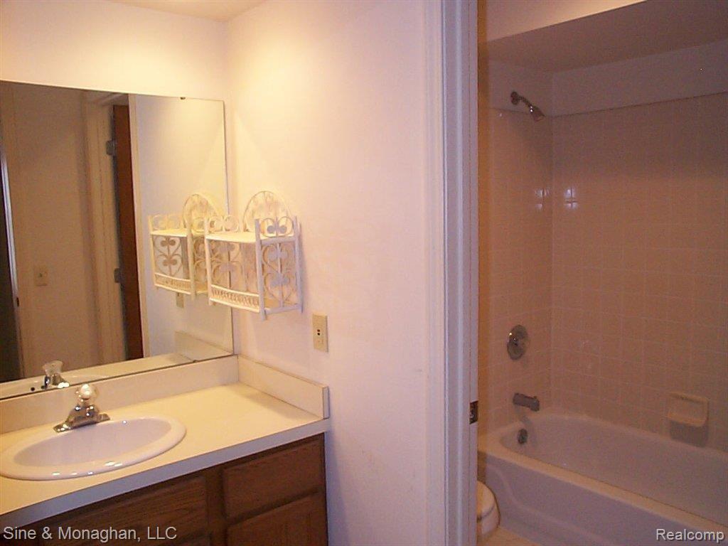 1715 River Road, Unit 82 St. Clair, MI 48079 - Photo 15 of 24 15 Full bath 1715 N River #82.jp
