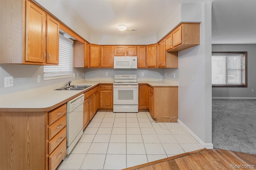 29030 Springstead Street Gibraltar, MI 48173 - Photo 6 of 23