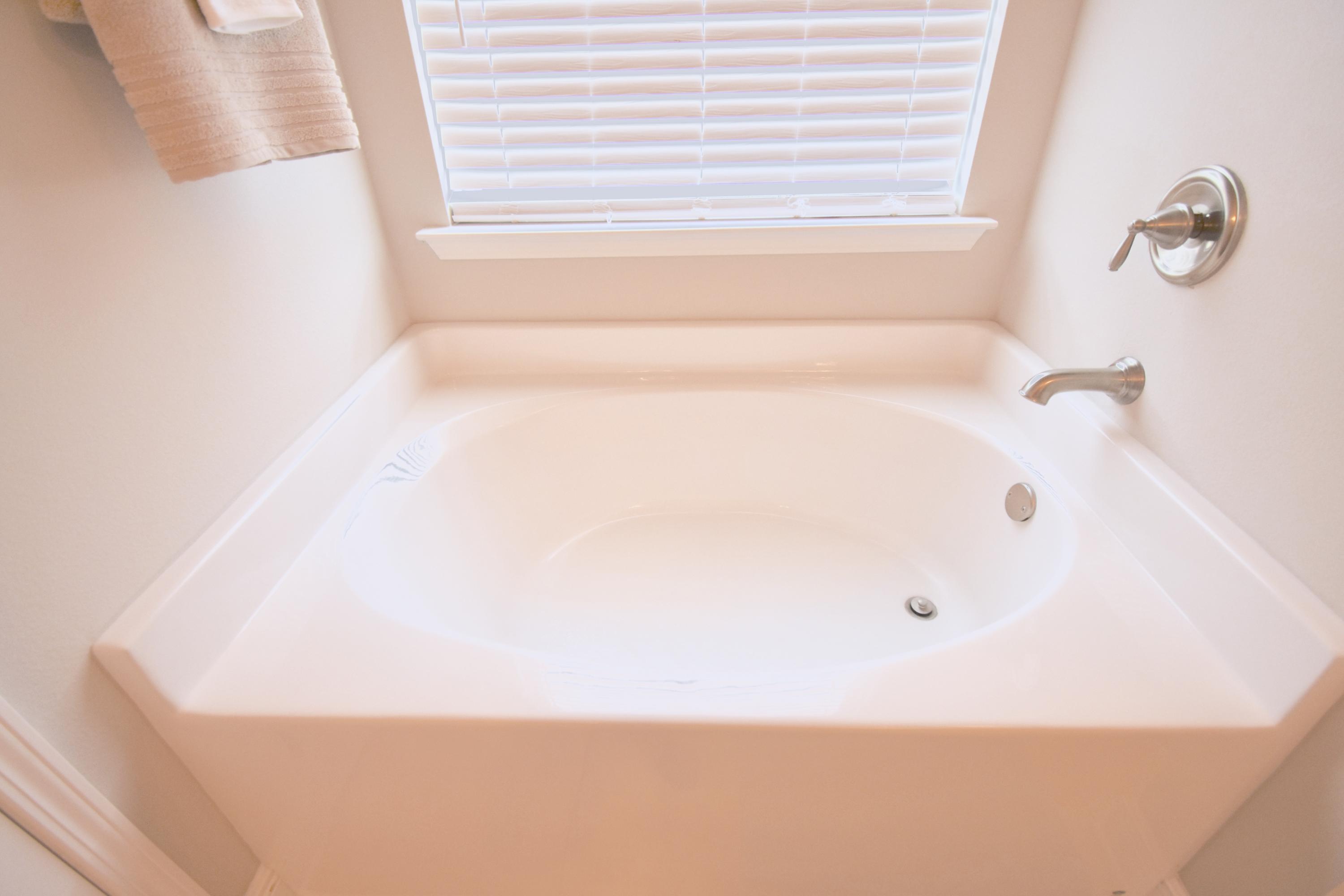 685 Cocobolo Drive Santa Rosa Beach, FL 32459 - Photo 11 of 16 a bathroom with a bathtub