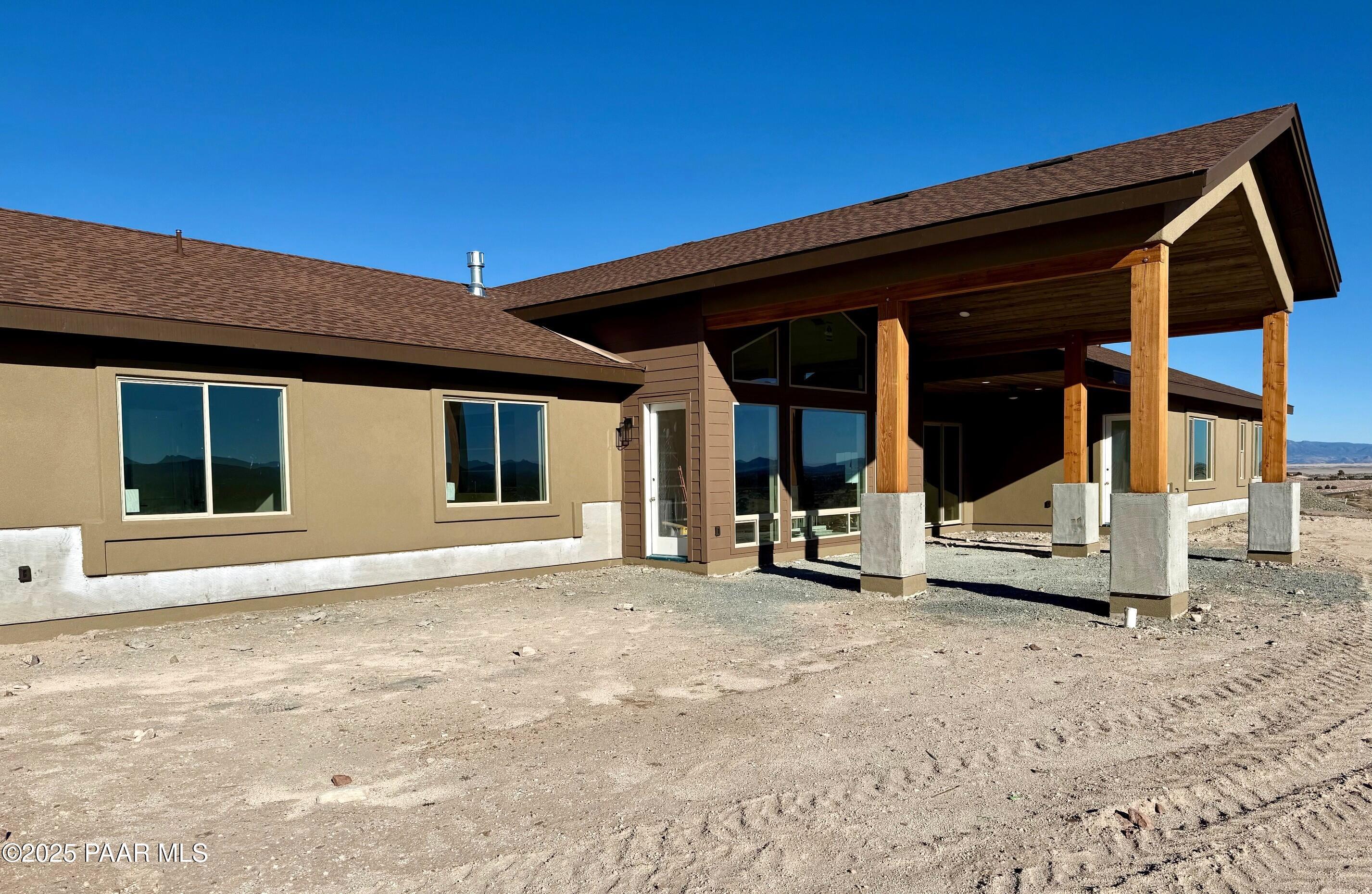 a view of a house with backyard