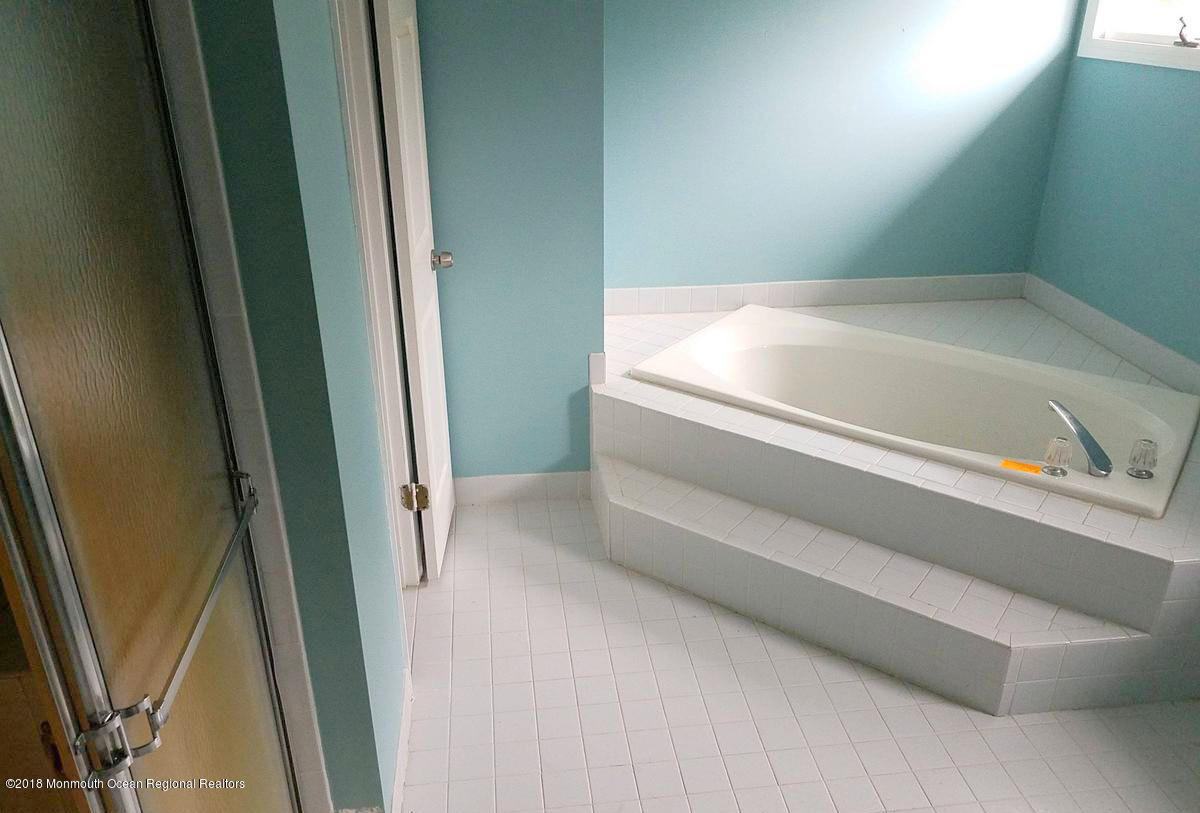 7 Peppermill Lane Colts Neck, NJ 07722 - Photo 10 of 17 TimePhoto_20181221_125629