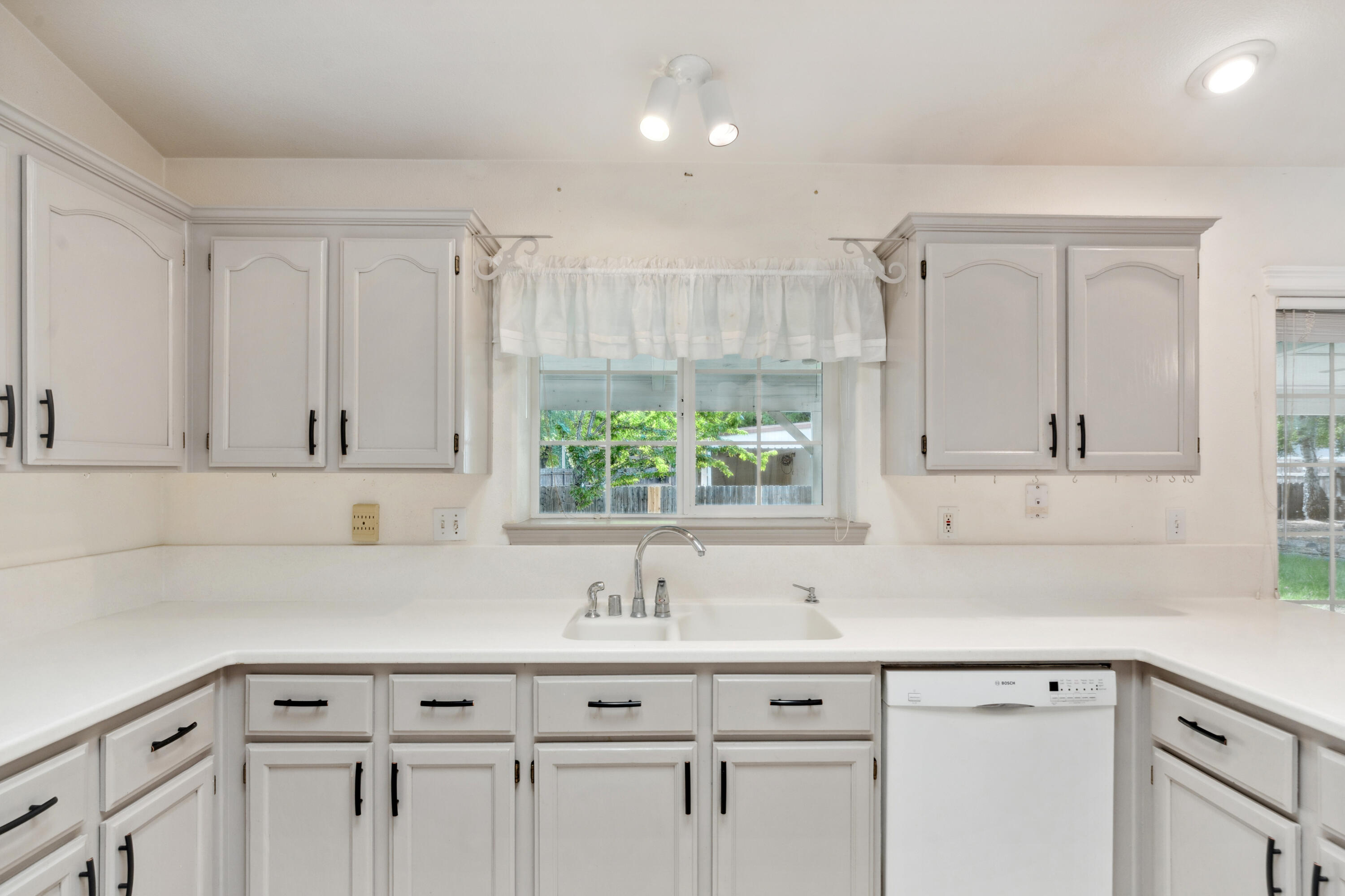 6596 Reflection Street Redding, CA 96001 - Photo 11 of 48 Kitchen