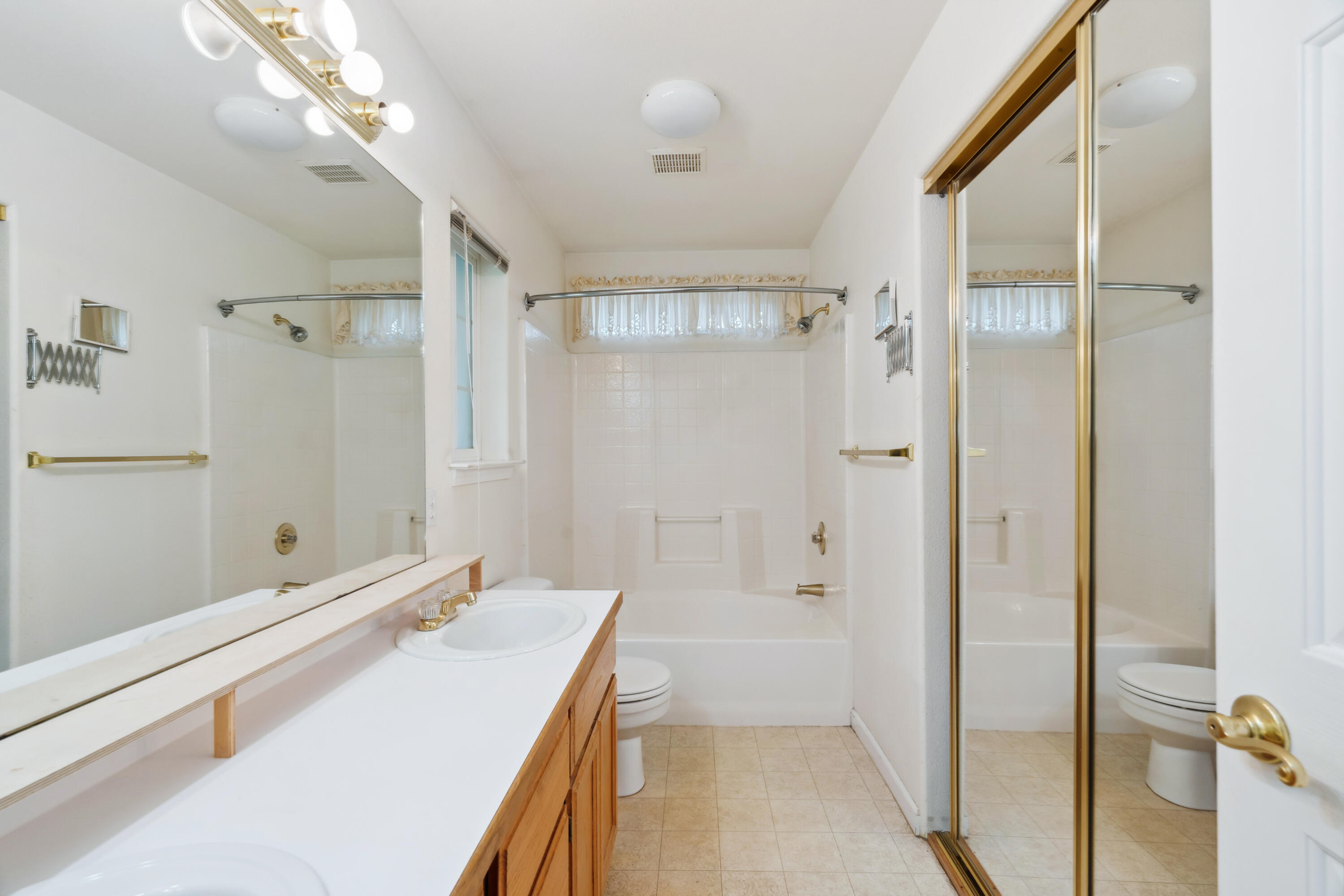 6596 Reflection Street Redding, CA 96001 - Photo 18 of 48 Primary Bathroom