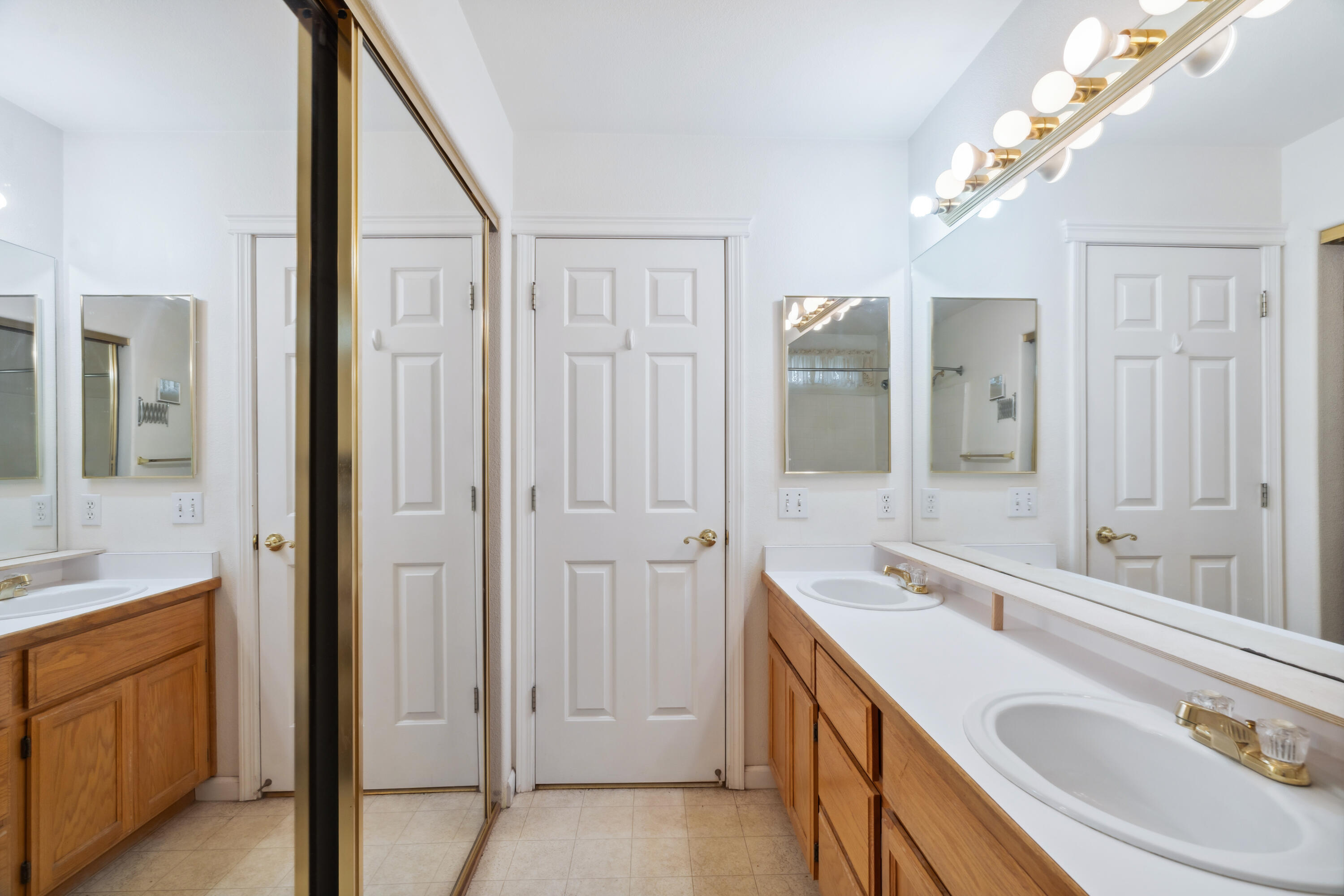 6596 Reflection Street Redding, CA 96001 - Photo 19 of 48 Primary Bathroom