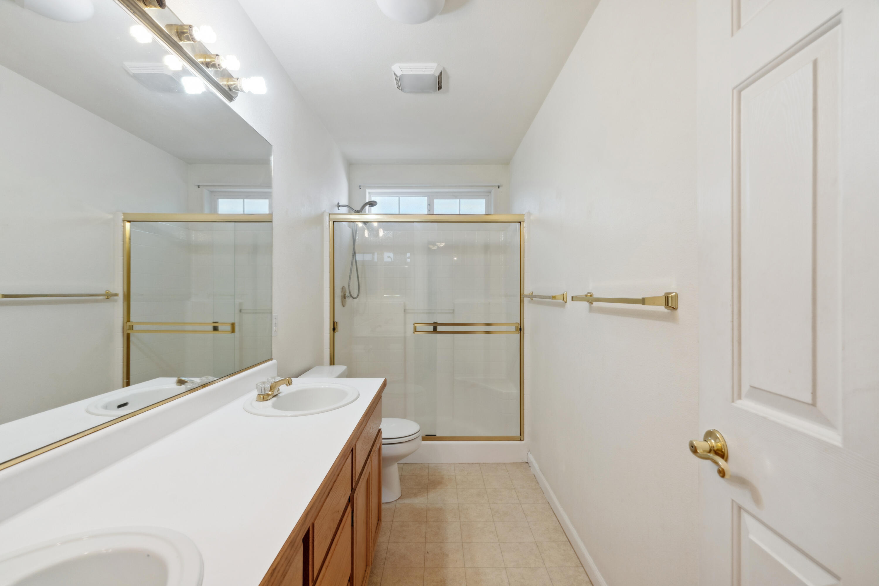 6596 Reflection Street Redding, CA 96001 - Photo 22 of 48 Main Bathroom