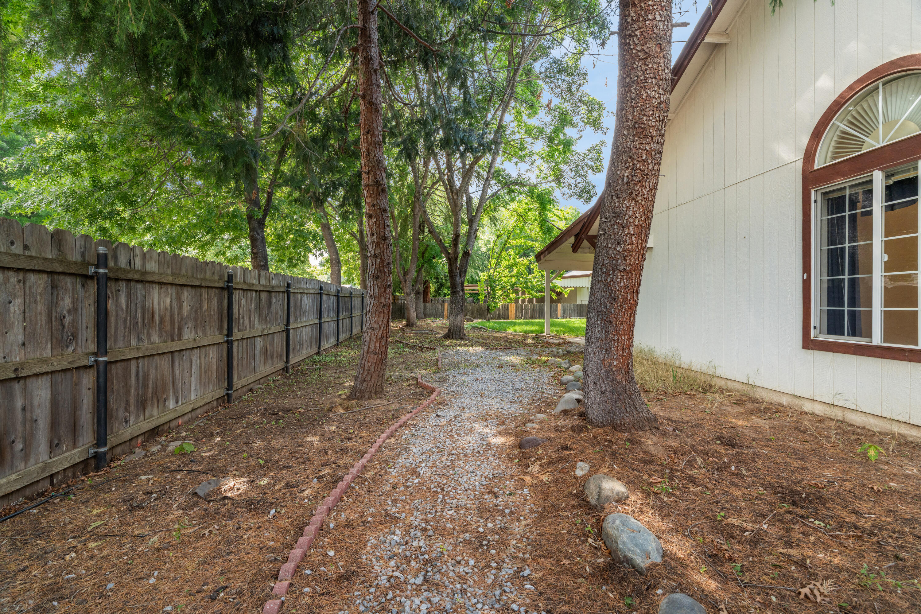 6596 Reflection Street Redding, CA 96001 - Photo 36 of 48 Side Yard