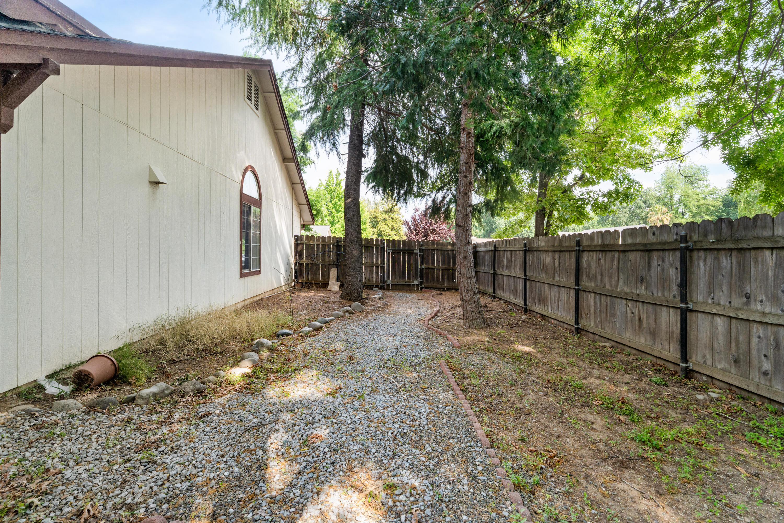 6596 Reflection Street Redding, CA 96001 - Photo 37 of 48 Side Yard