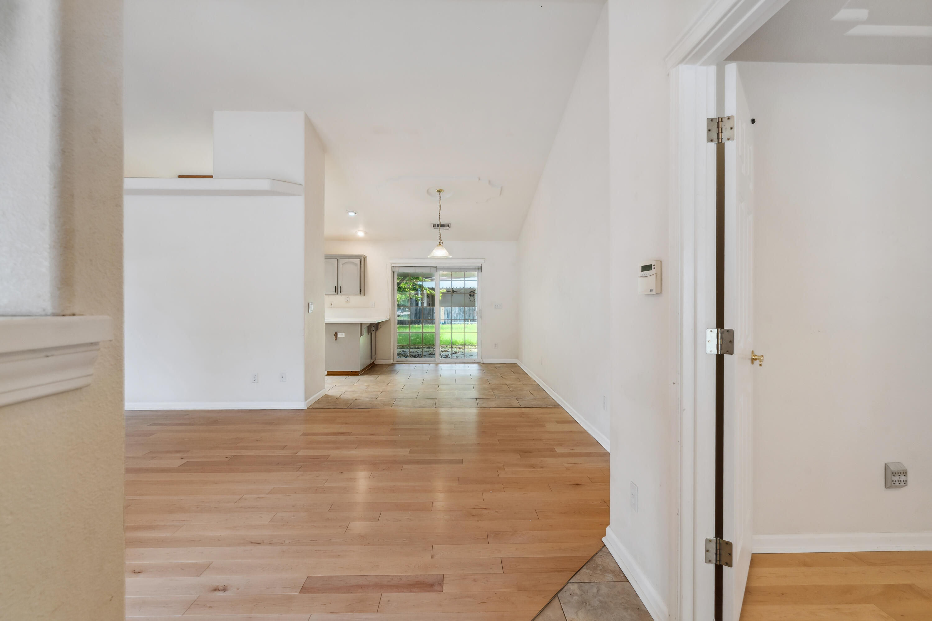 6596 Reflection Street Redding, CA 96001 - Photo 4 of 48 Entryway