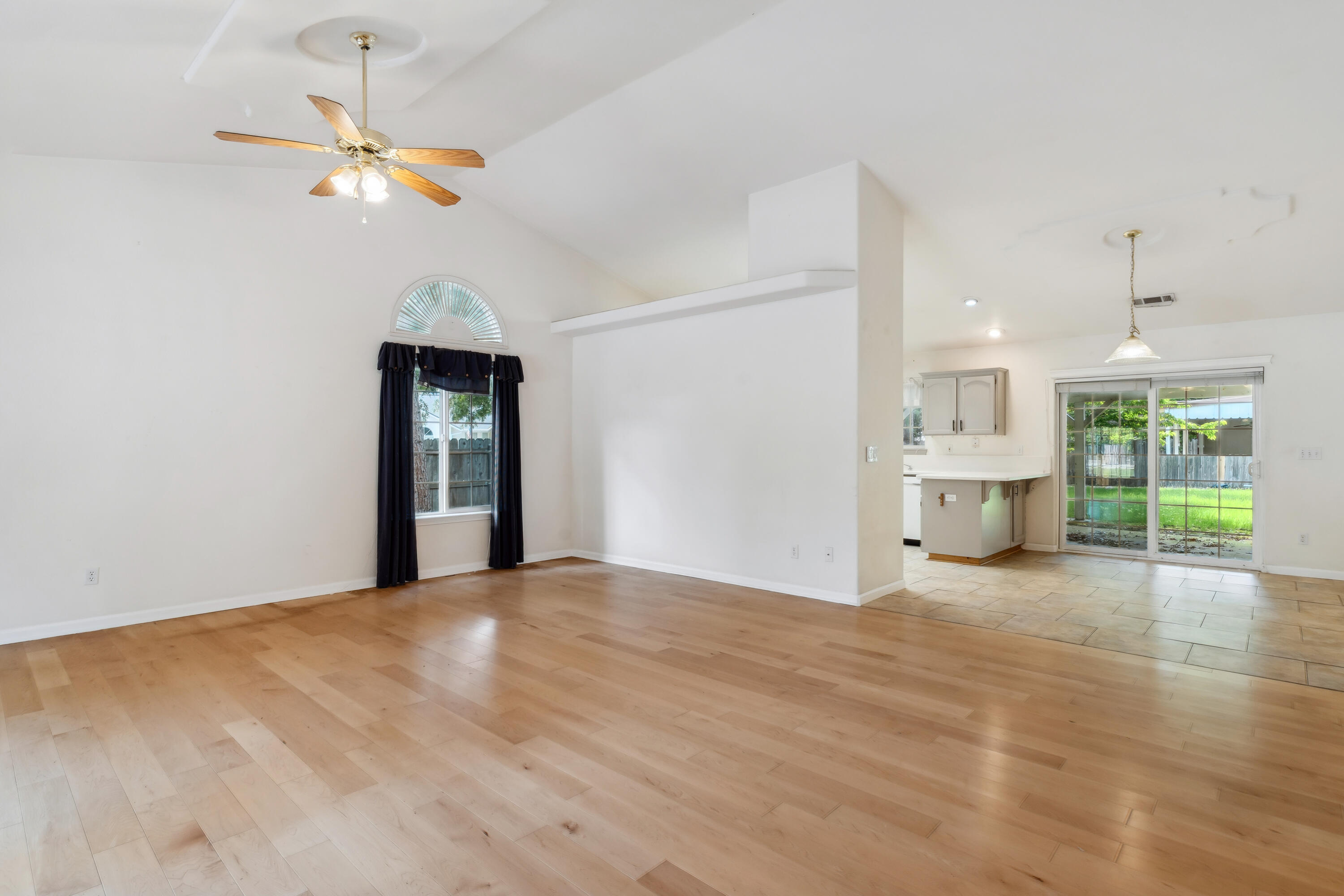 6596 Reflection Street Redding, CA 96001 - Photo 5 of 48 Living Room