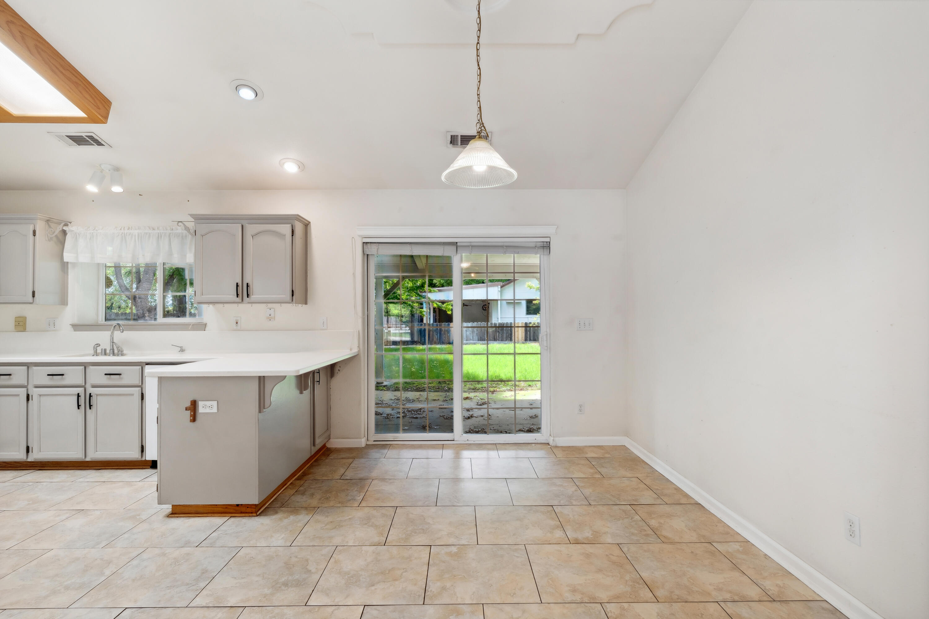 6596 Reflection Street Redding, CA 96001 - Photo 8 of 48 Dining Room