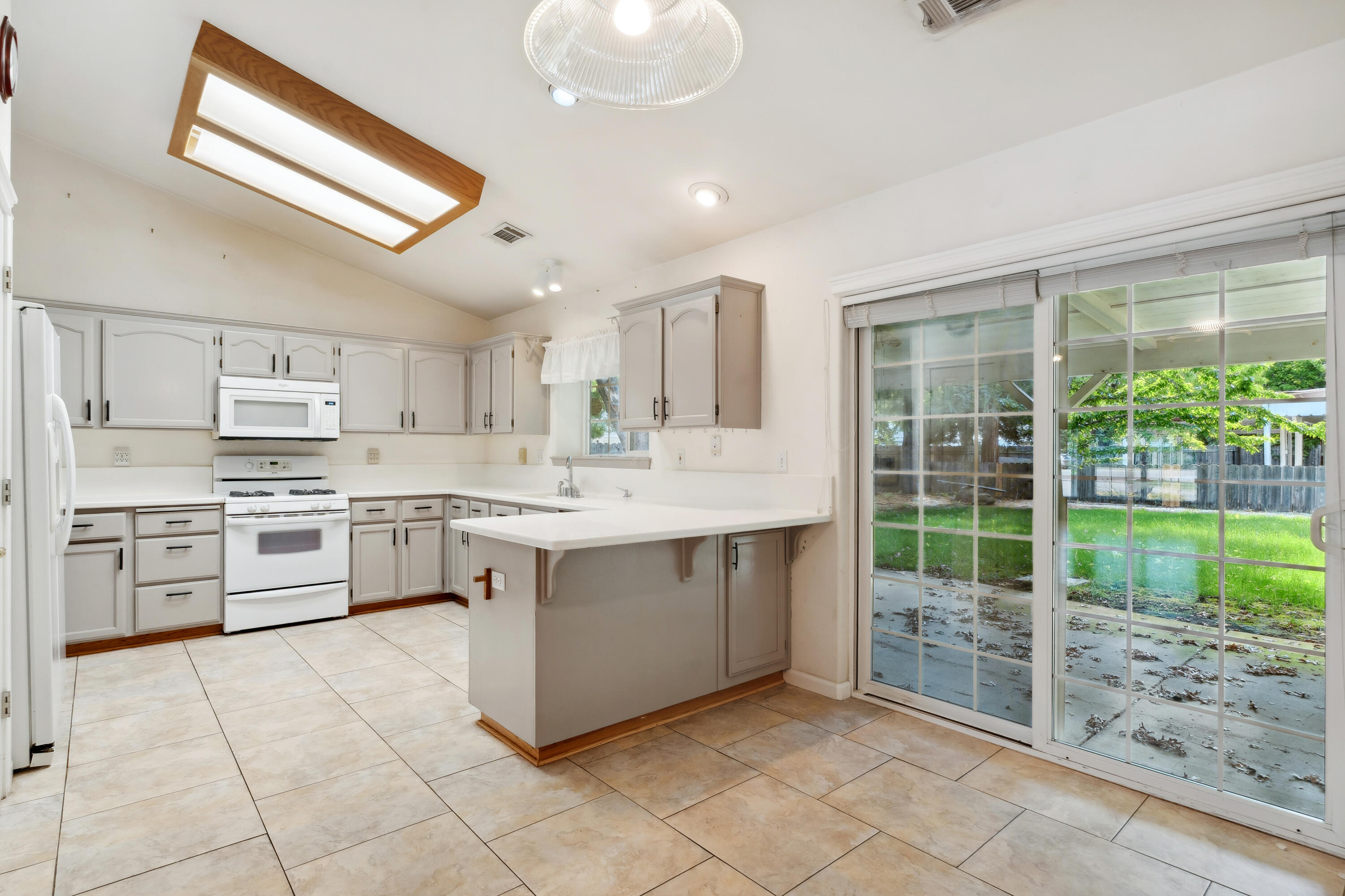 6596 Reflection Street Redding, CA 96001 - Photo 9 of 48 Kitchen