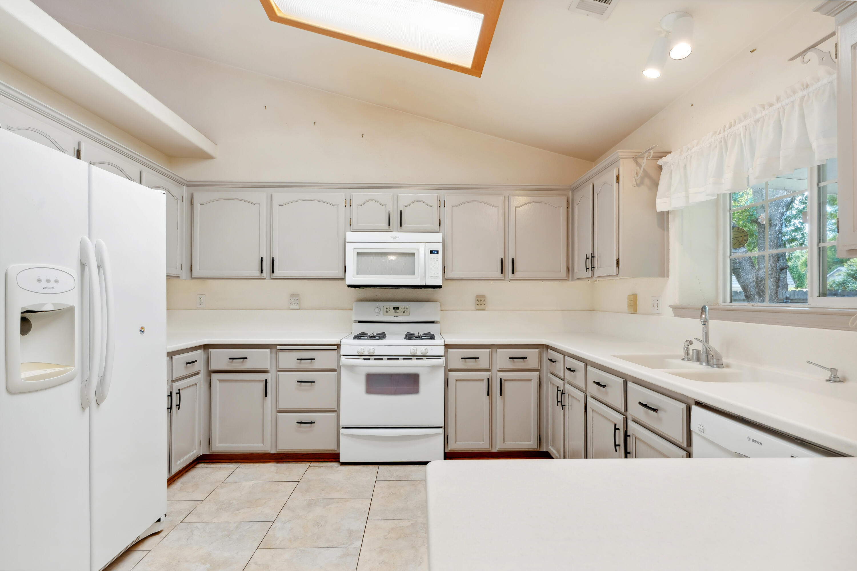 6596 Reflection Street Redding, CA 96001 - Photo 10 of 48 Kitchen