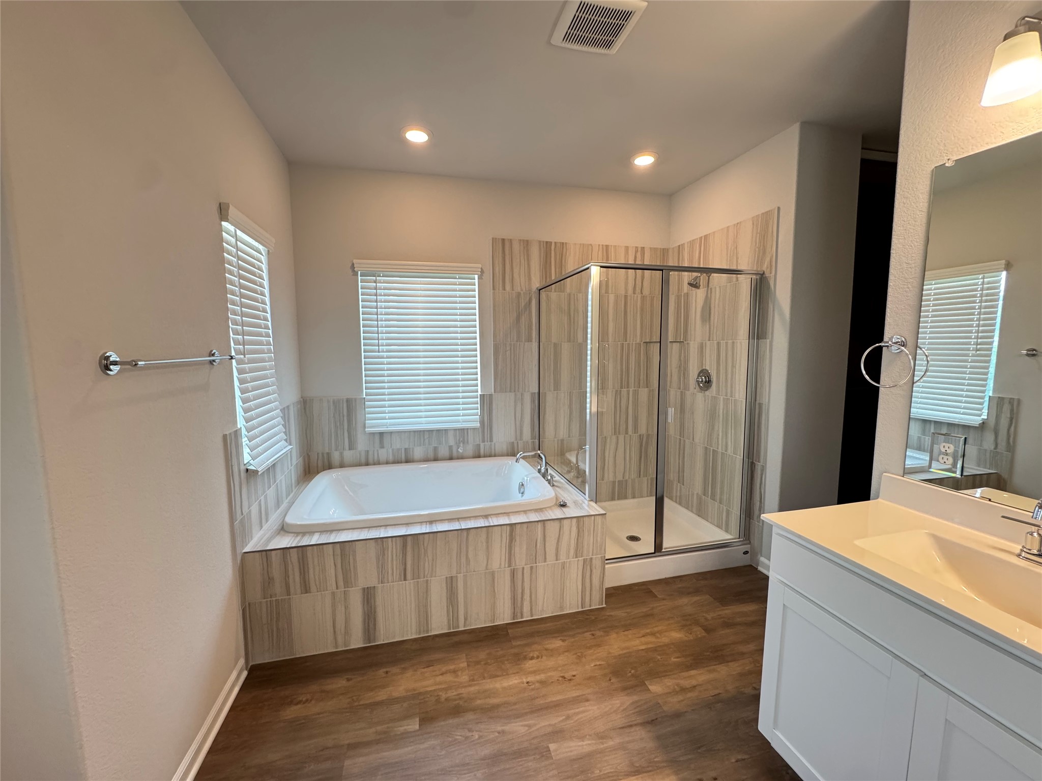 3000 Chisholm Trail Road, Unit 41 Round Rock, TX 78681 - Photo 12 of 28 Relax and unwind in this primary bathroom featuring a spacious soaking tub and a walk-in shower.