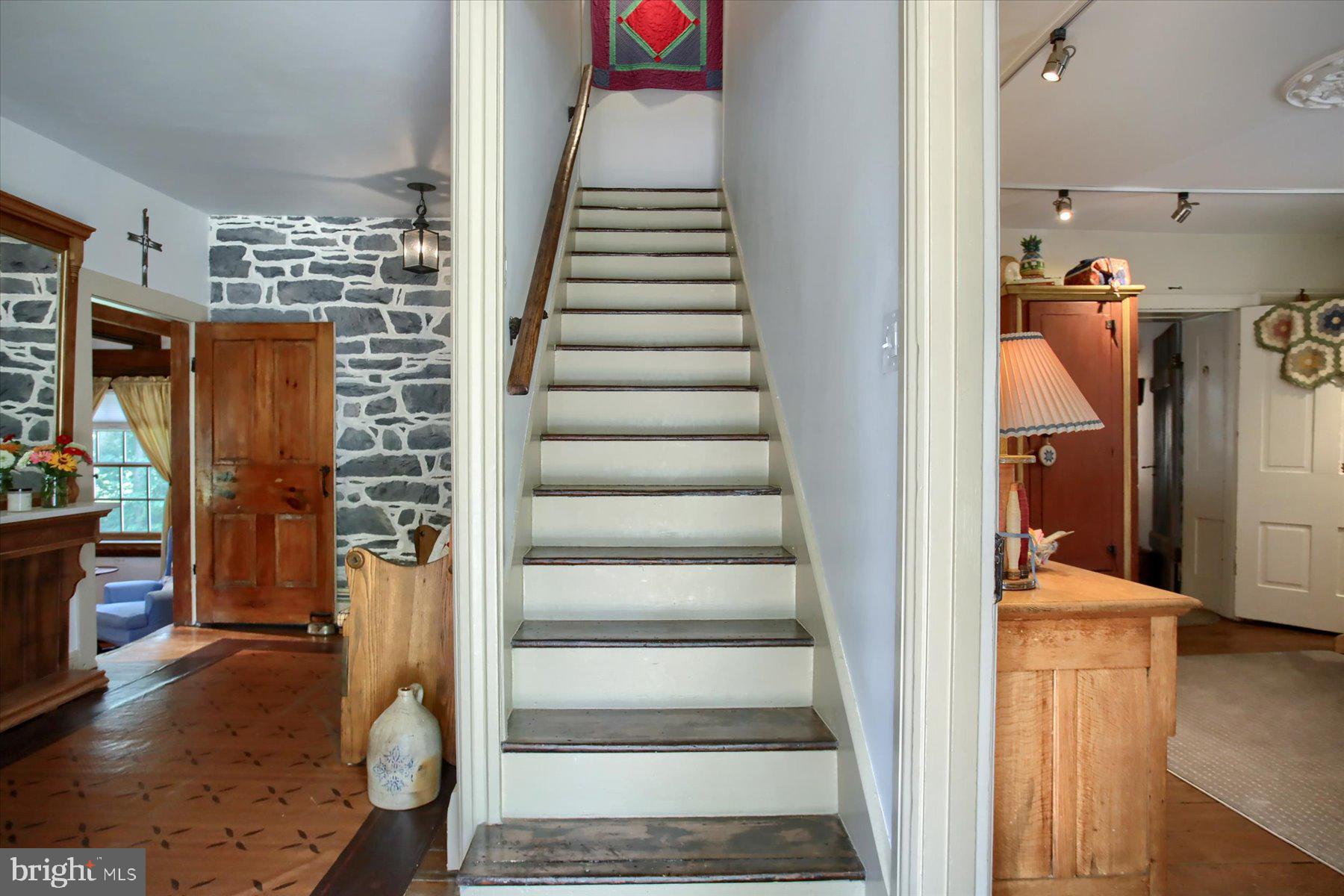 Foyer/Stairs to 2nd Floor