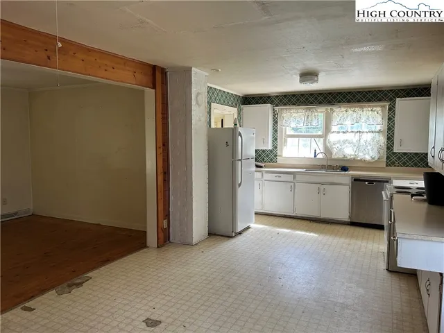 a view of livingroom with furniture