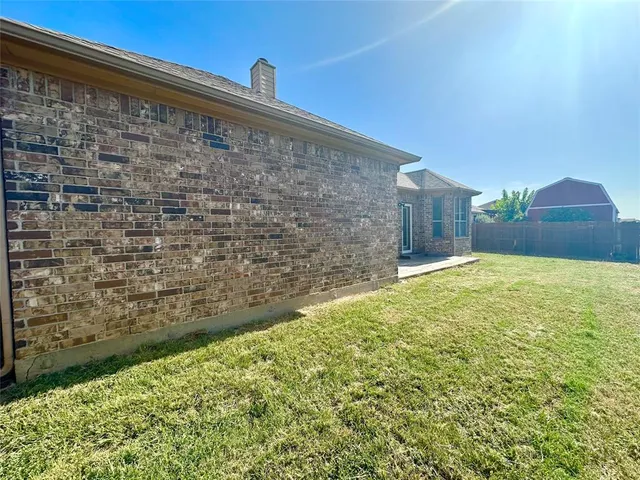 a view of back yard of the house