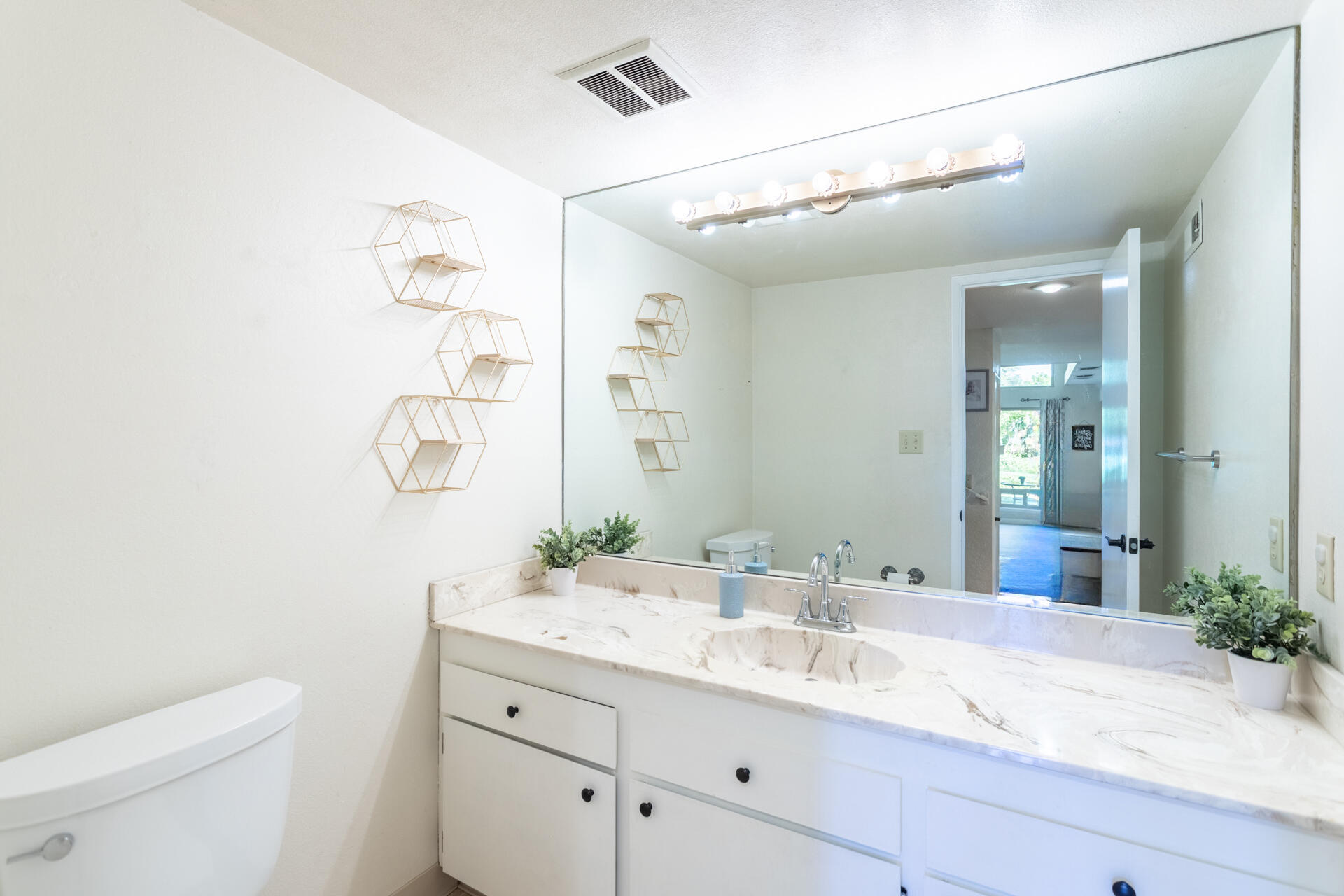 1937 Bechelli Lane Redding, CA 96002 - Photo 17 of 48 Bathroom