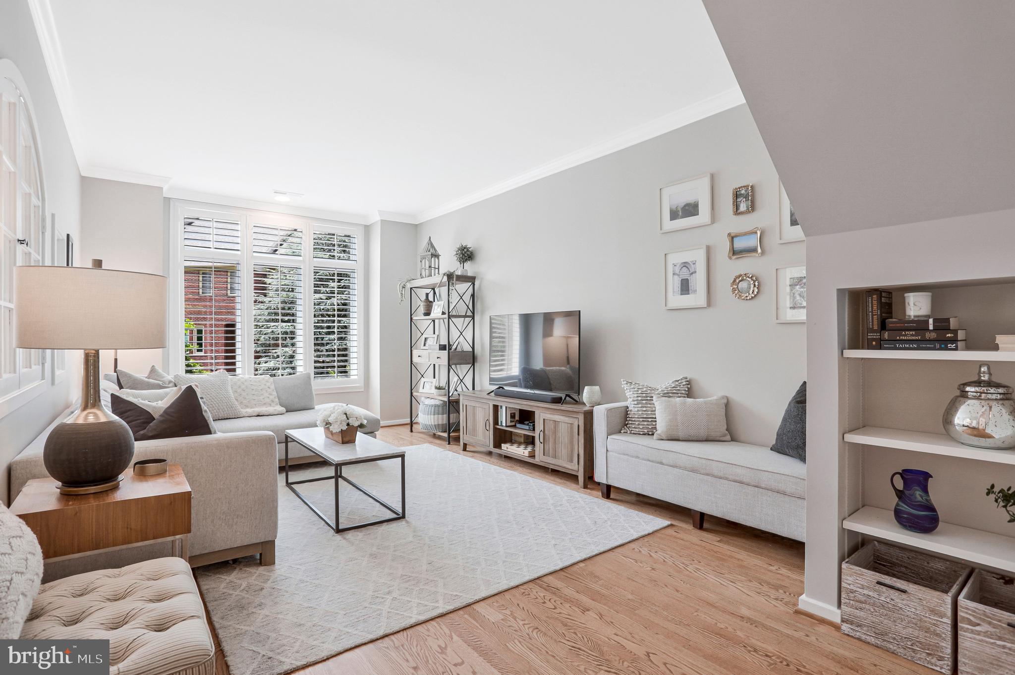 11540 Hemingway Drive Reston, VA 20194 - Photo 4 of 35 ML - Living Room