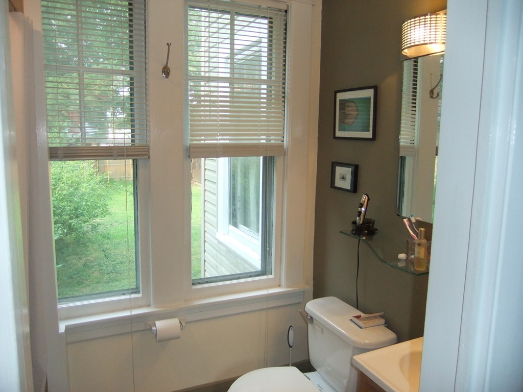 53 Newhall Street Springfield, MA 01109 - Photo 15 of 29 a bathroom with a toilet sink vanity and tub