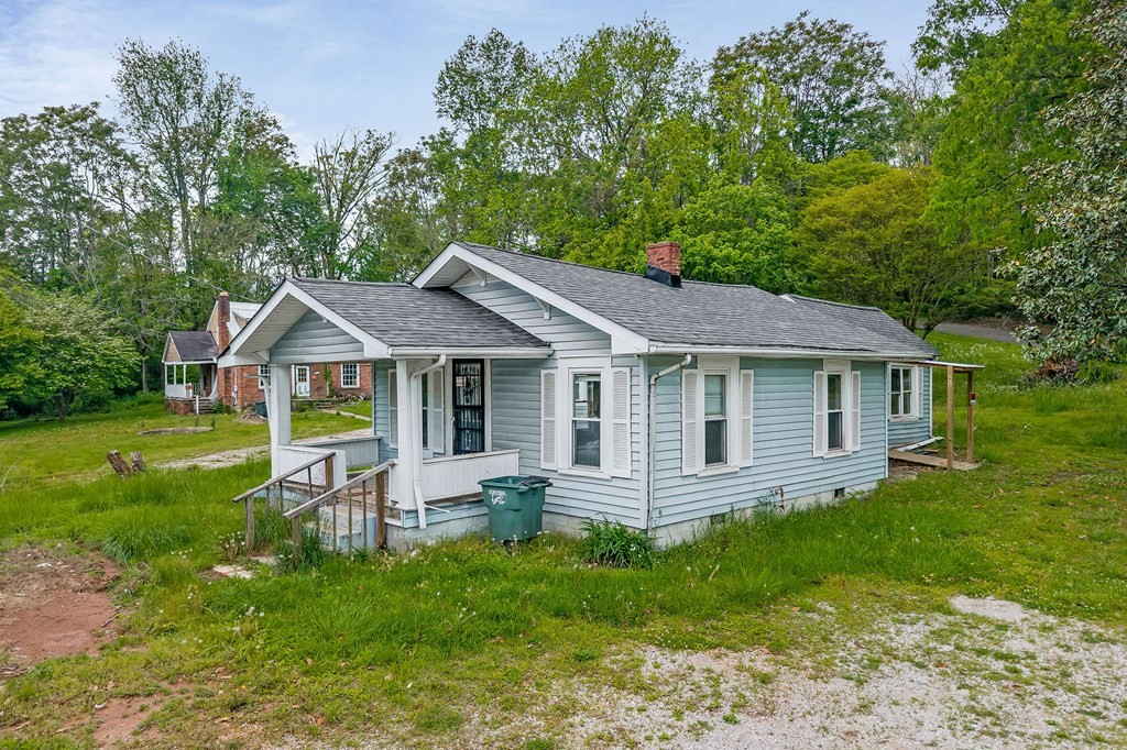 147 Mayberry Street Sparta, TN 38583 - Photo 2 of 22 a front view of a house with garden
