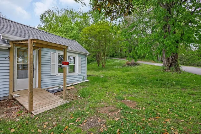 a view of a house with a yard