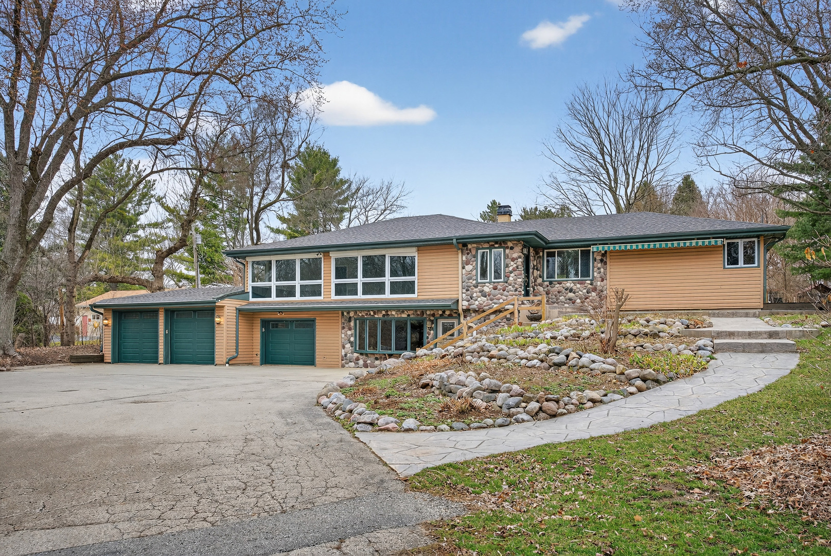 38-w042 Silver Glen Road St. Charles, IL 60175 - Photo 2 of 40 front view of a house with a yard