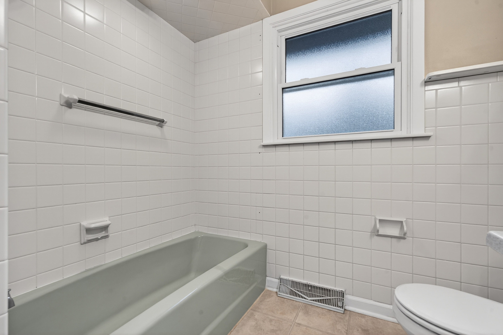 38-w042 Silver Glen Road St. Charles, IL 60175 - Photo 21 of 40 a bathroom with a toilet and a bathtub