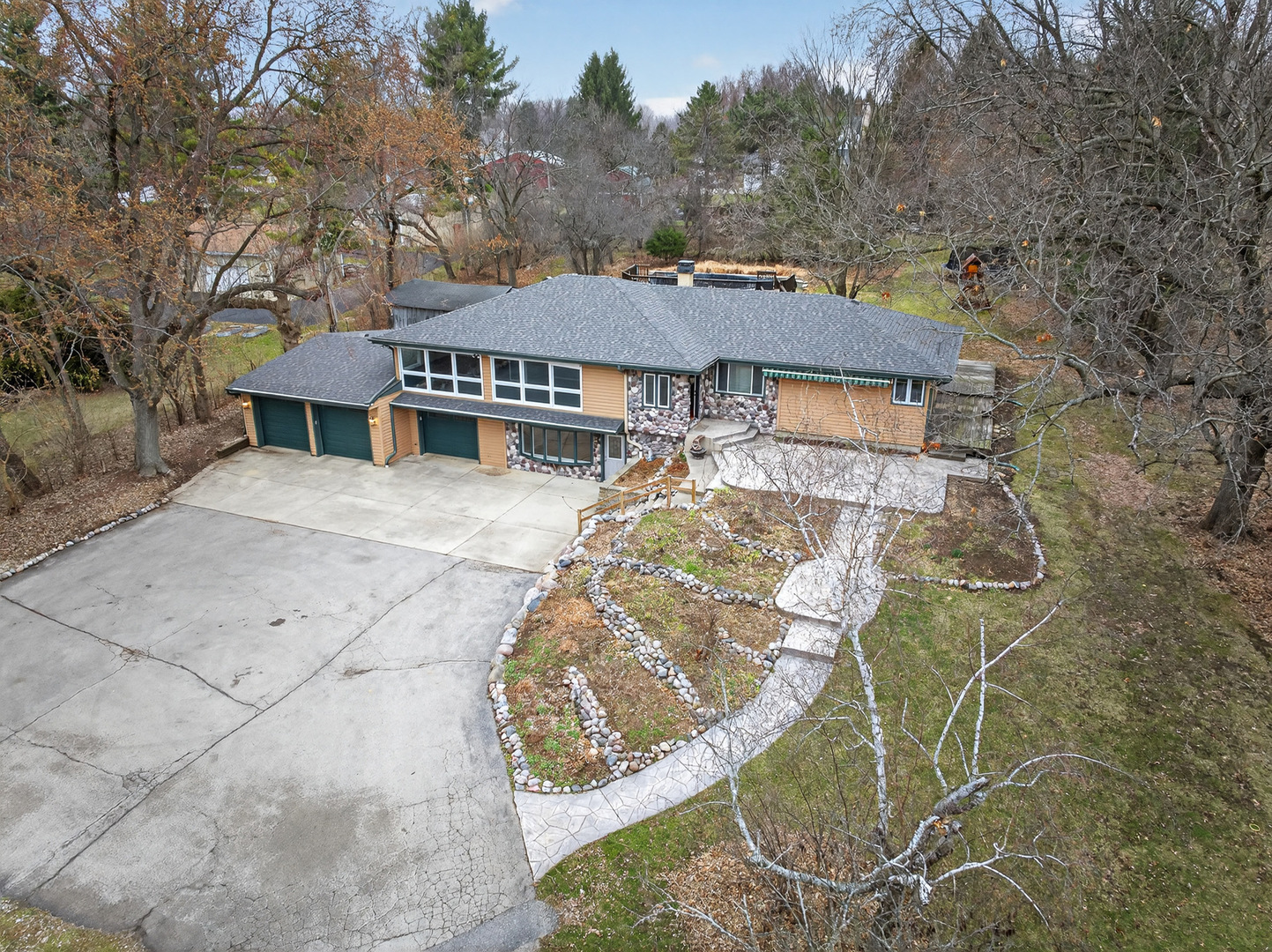 38-w042 Silver Glen Road St. Charles, IL 60175 - Photo 34 of 40 front view of a house with a yard