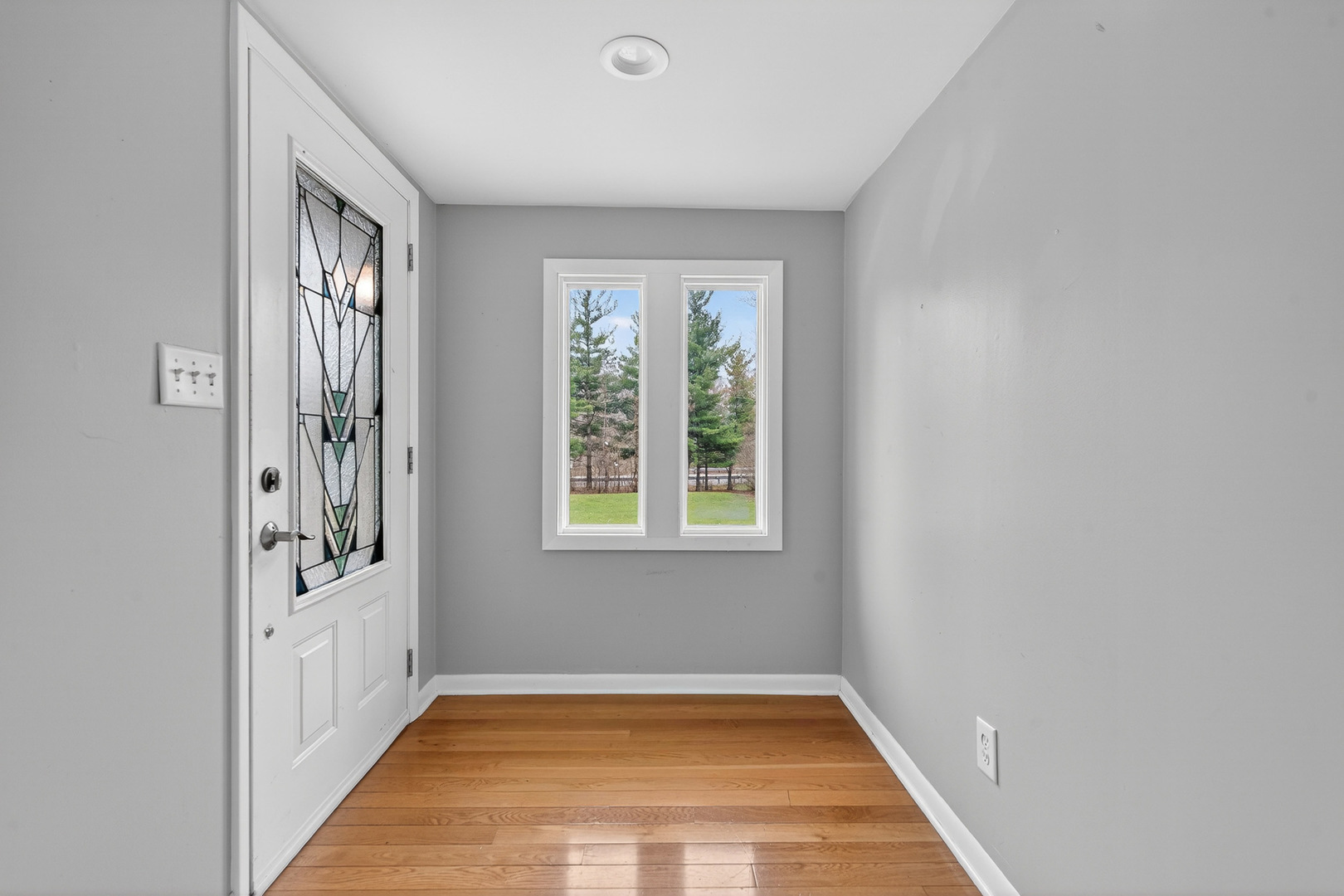 38-w042 Silver Glen Road St. Charles, IL 60175 - Photo 6 of 40 a view of an empty room with a window
