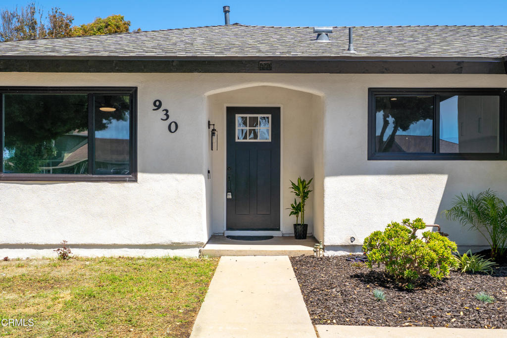 930 Topsail Court Oxnard, CA 93035 - Photo 13 of 31 a front view of a house with garden