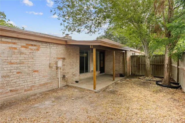 a view of a house with backyard