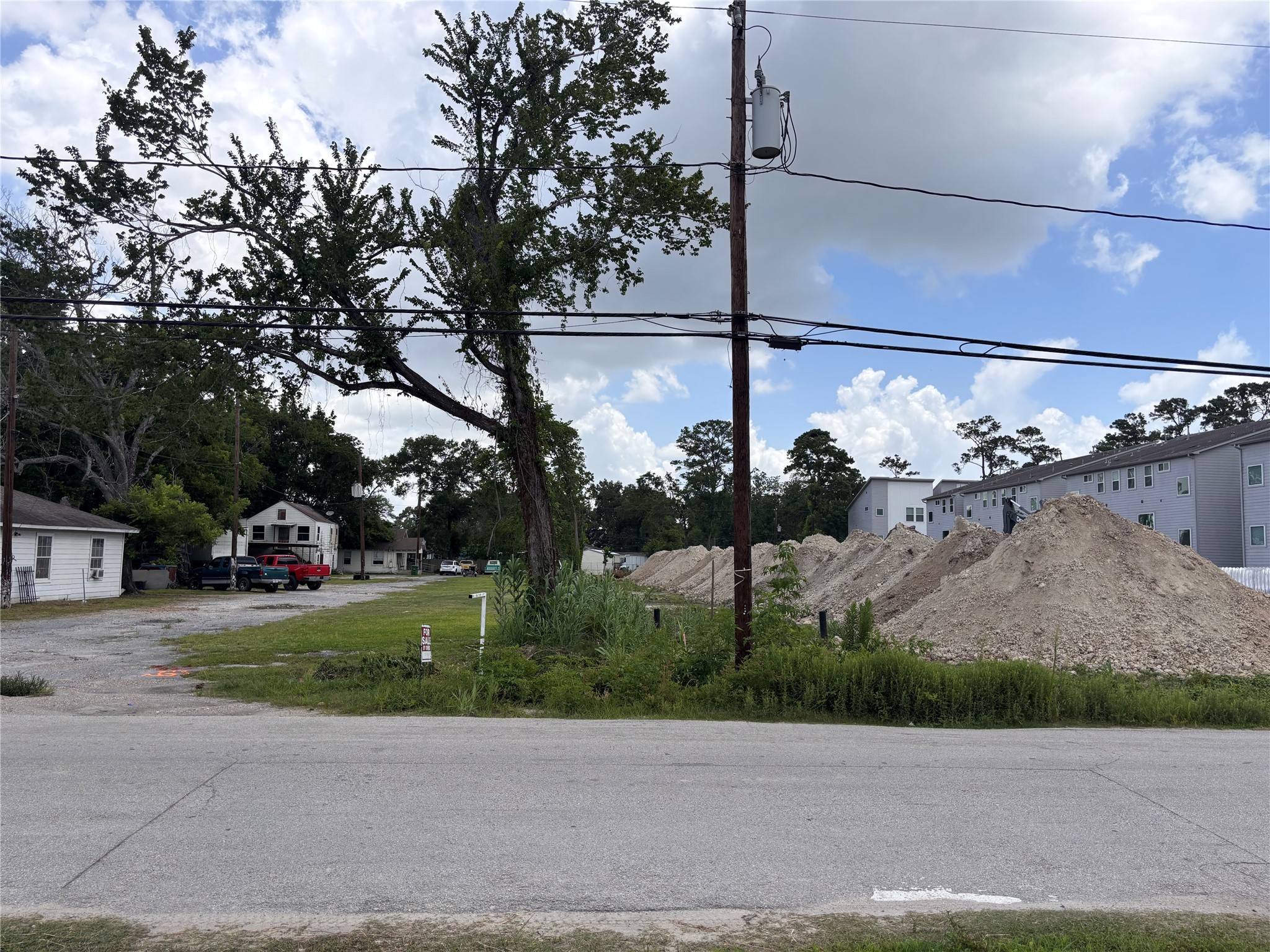 422 Martin Street Houston, TX 77018 - Photo 3 of 6 a view of a street with flower plants in front of main door