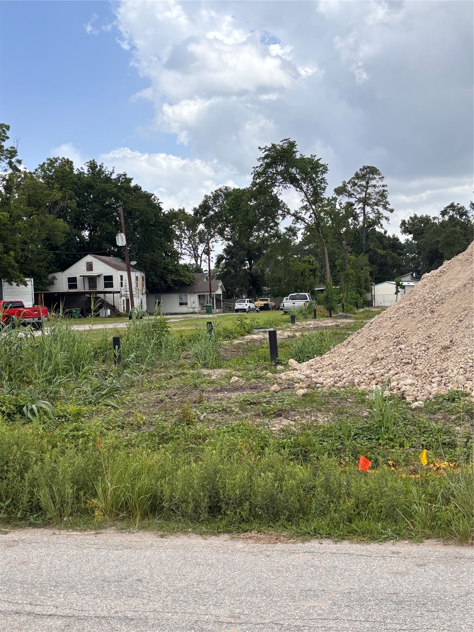 422 Martin Street Houston, TX 77018 - Photo 5 of 6 a view of a town with barn in the background