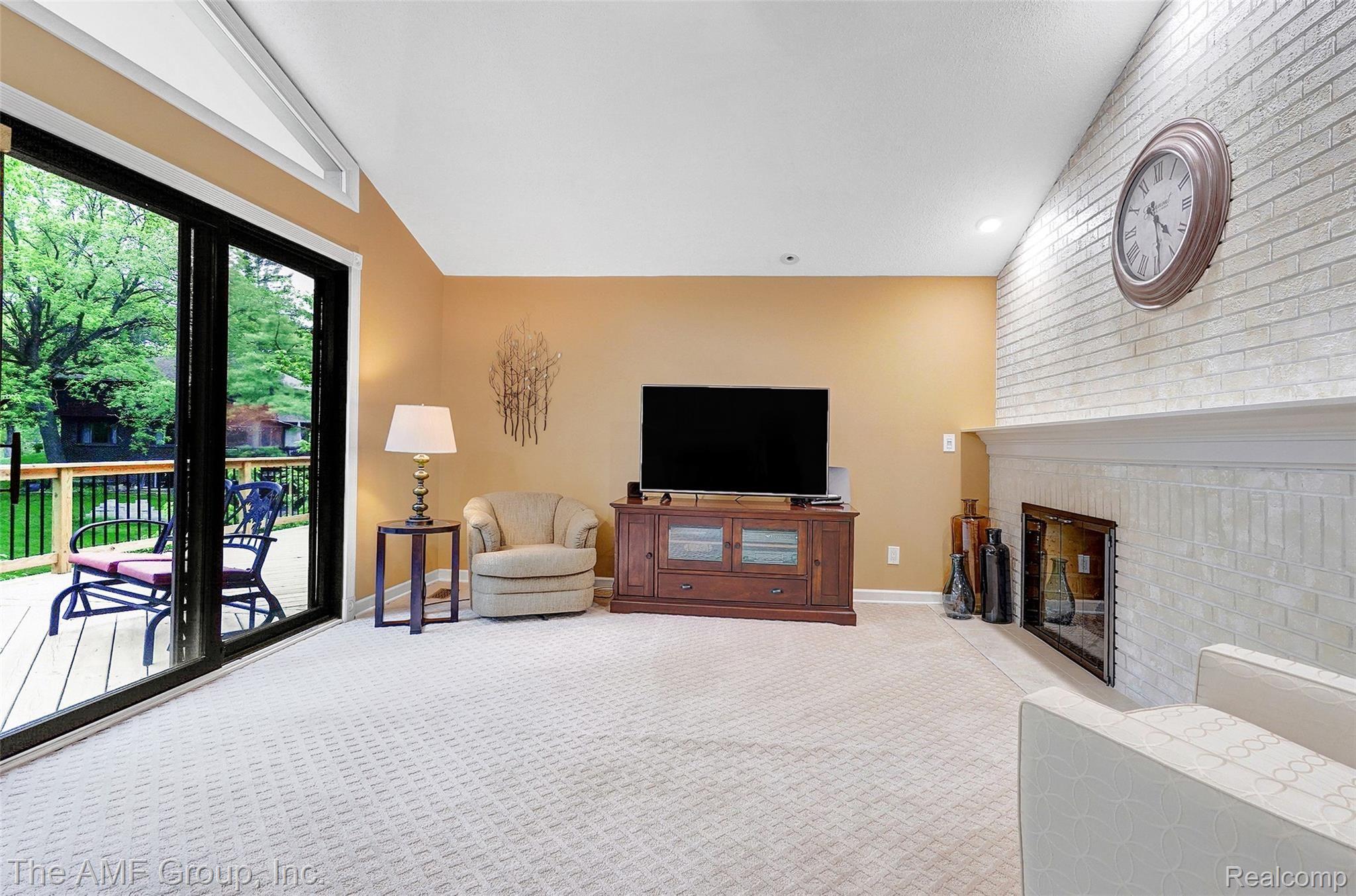 2695 Dutton Road Rochester, MI 48306 - Photo 10 of 41 Living room.