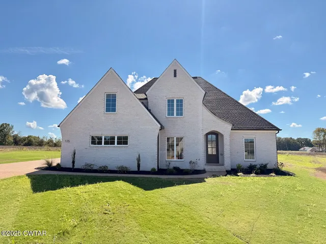 a view of a house with yard and swimming pool