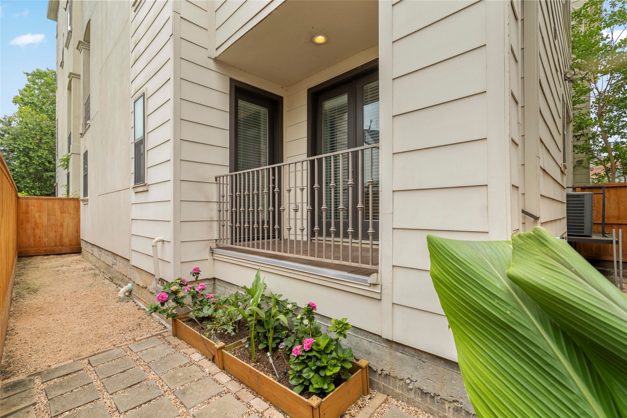 5646 Larkin Street Houston, TX 77007 - Photo 22 of 29 An additional run space off the patio that could easily be turfed out for green space.