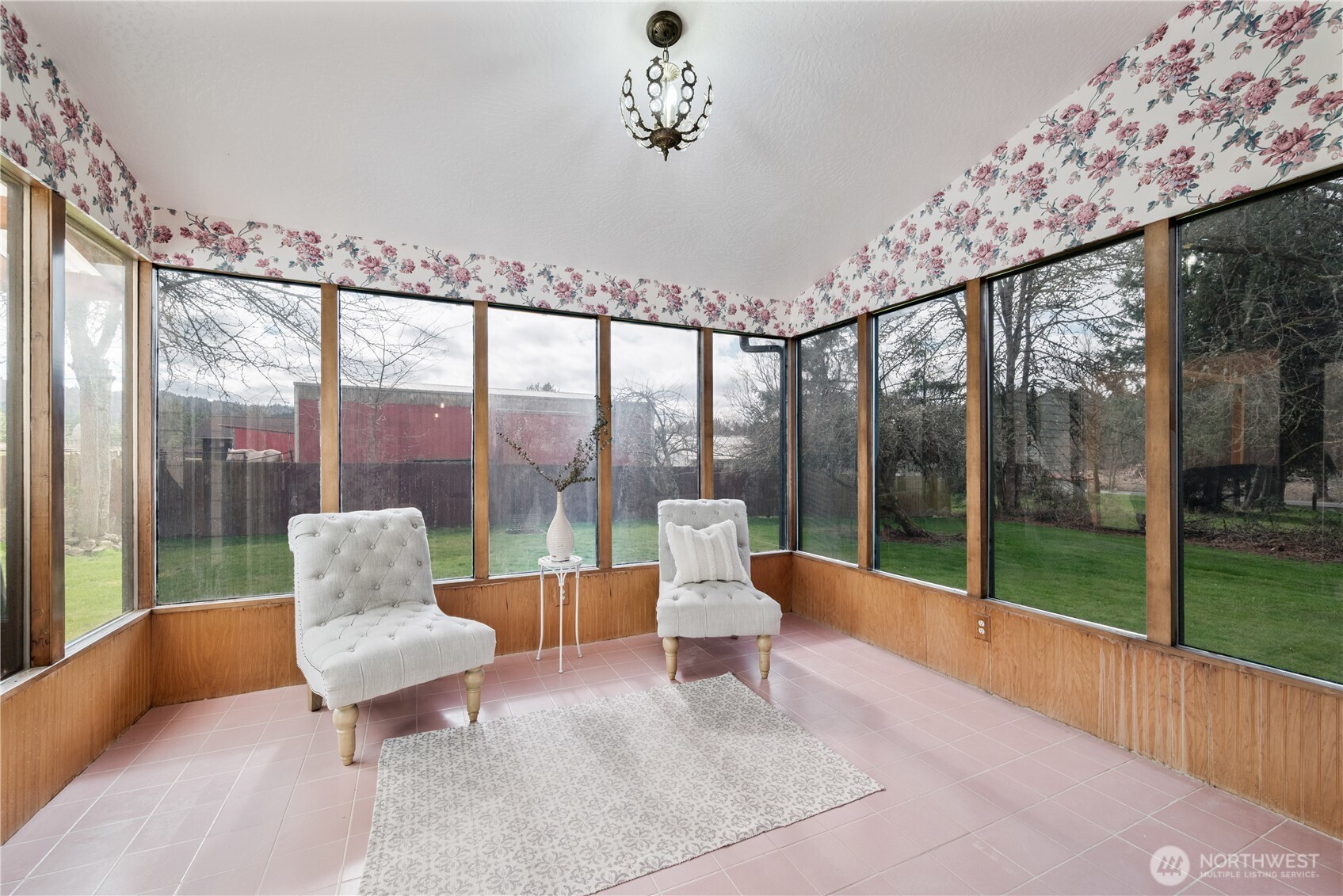 1239 Rose Valley Road Kelso, WA 98626 - Photo 13 of 40 a balcony with furniture and a garden