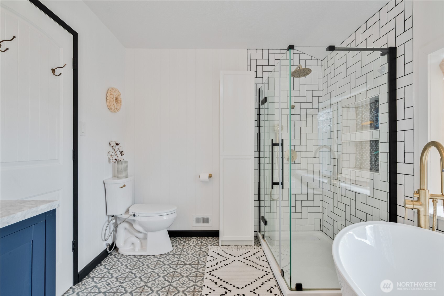 1239 Rose Valley Road Kelso, WA 98626 - Photo 25 of 40 a bathroom with a toilet and shower