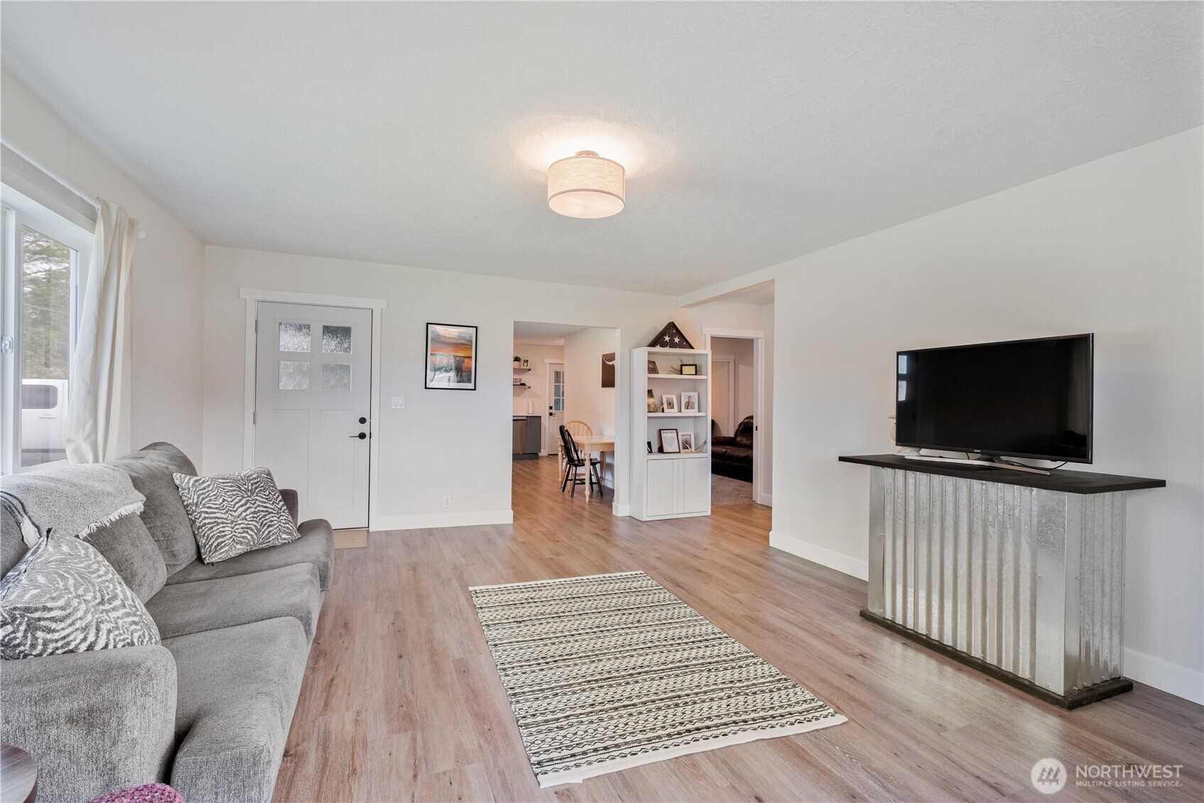 1239 Rose Valley Road Kelso, WA 98626 - Photo 37 of 40 a living room with furniture and a flat screen tv