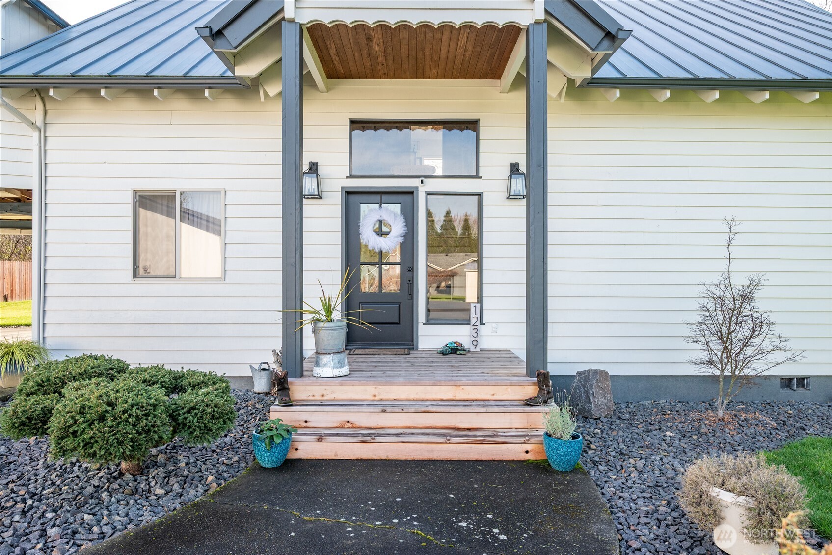 1239 Rose Valley Road Kelso, WA 98626 - Photo 7 of 40 a front view of a house with a yard