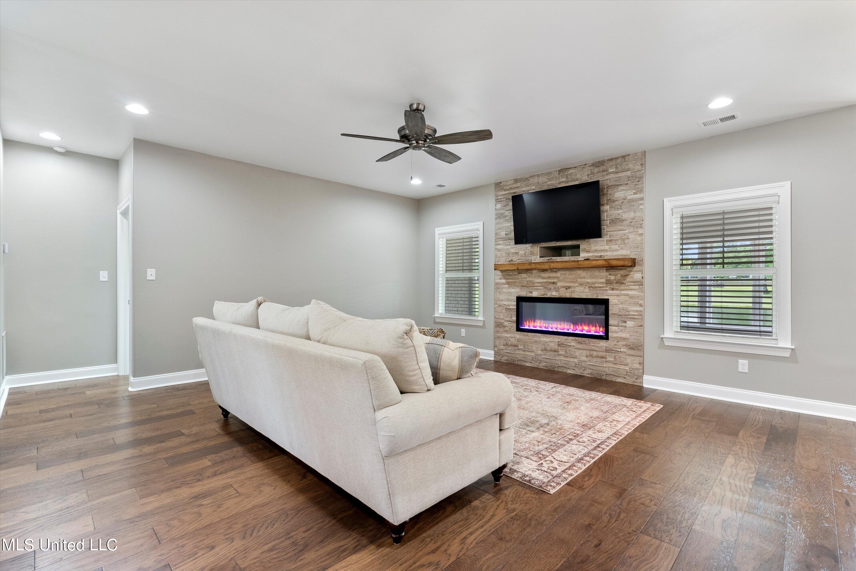 884 Strickland Road Coldwater, MS 38618 - Photo 7 of 63 07-Living Room