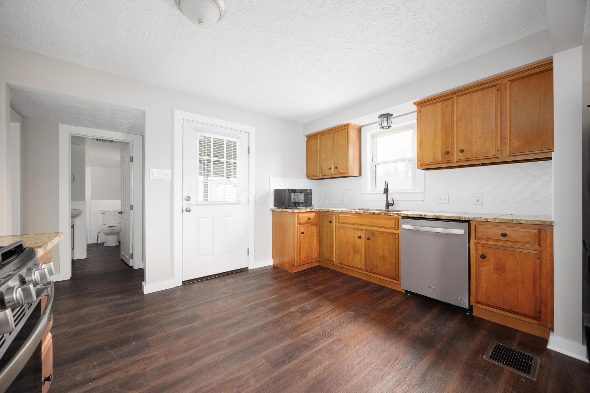 2182 Frank Road Columbus, OH 43223 - Photo 8 of 42 0319 Bo 2182 Frank Rd-36_(2048)