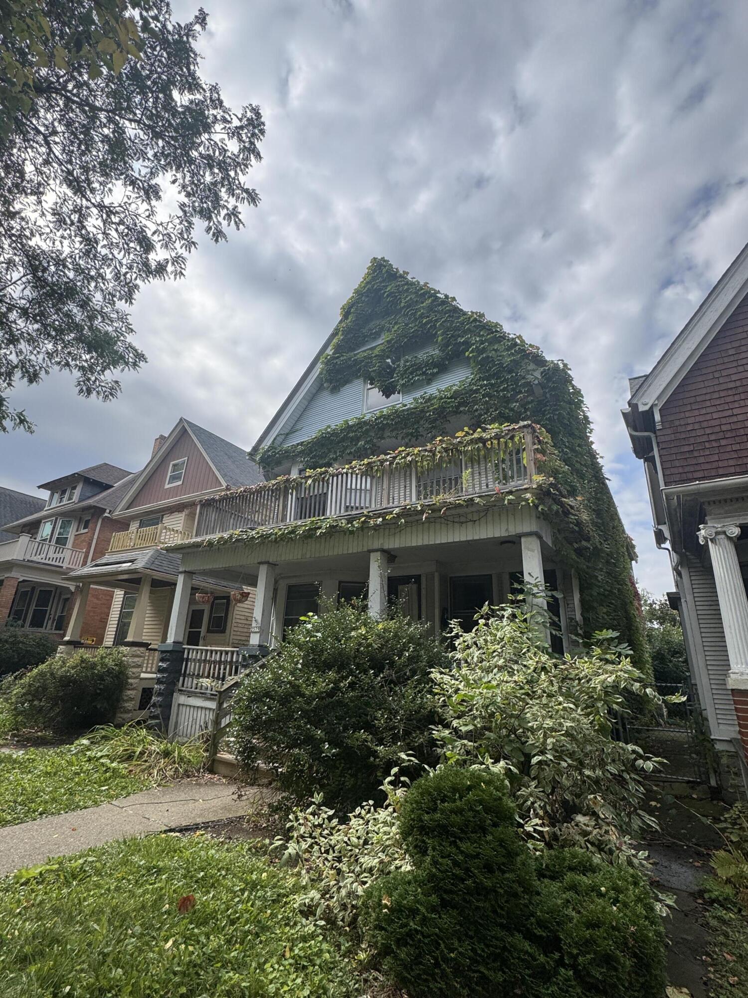 2579 North Frederick Avenue, Unit 2581 Milwaukee, WI 53211 - Photo 1 of 26 IMG_7181