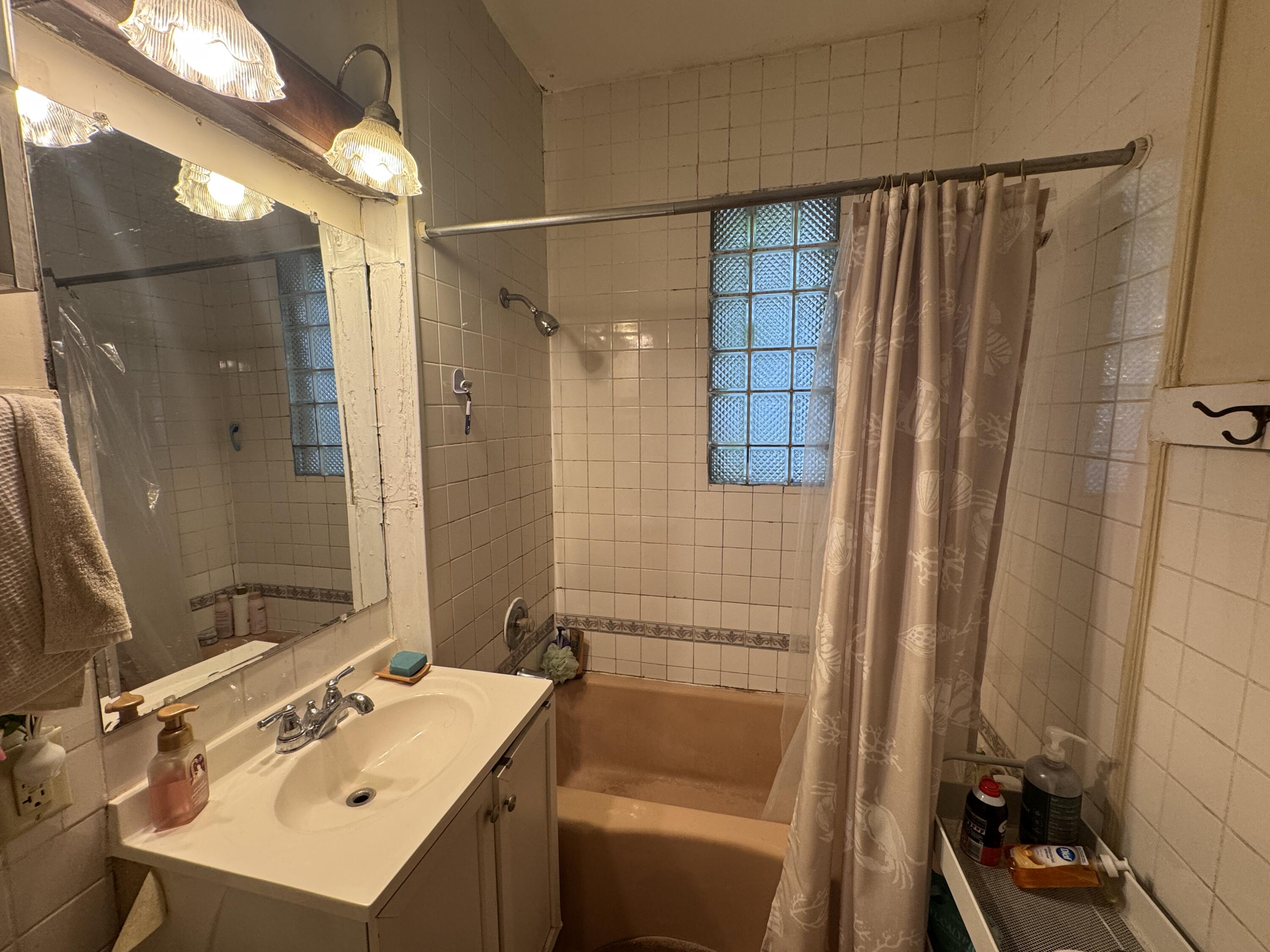 2579 North Frederick Avenue, Unit 2581 Milwaukee, WI 53211 - Photo 10 of 26 Lower